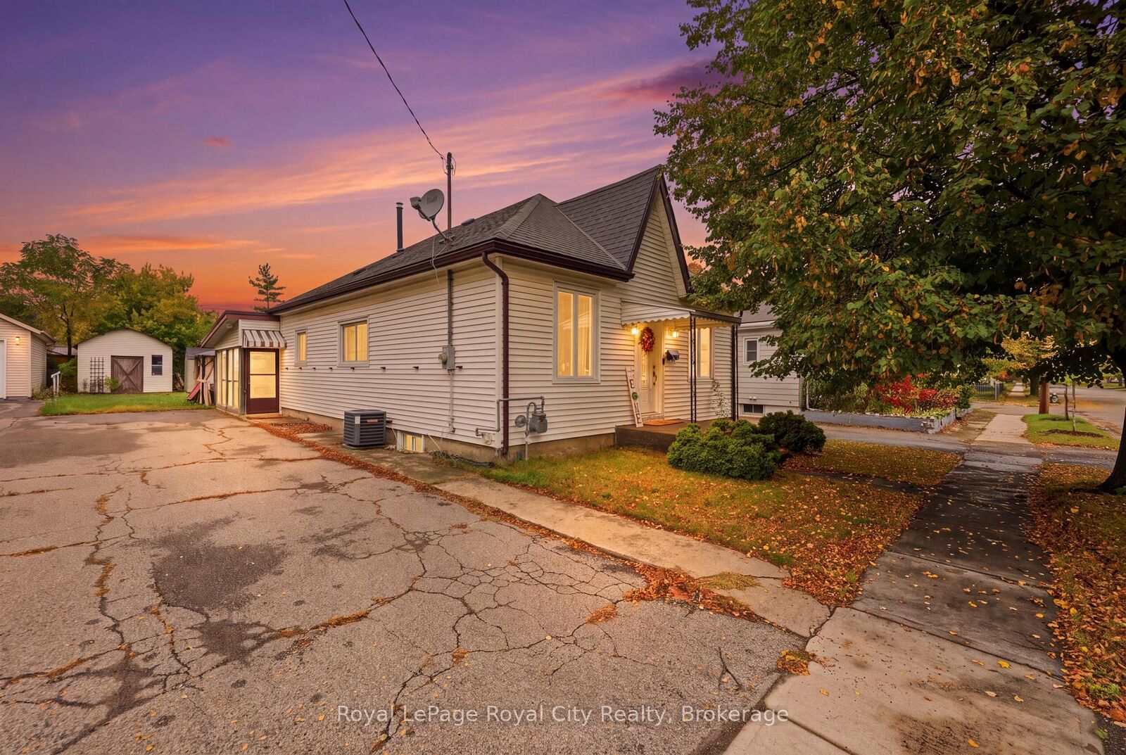 Property Photo:  22 Hill Avenue  ON N3R 4G9 