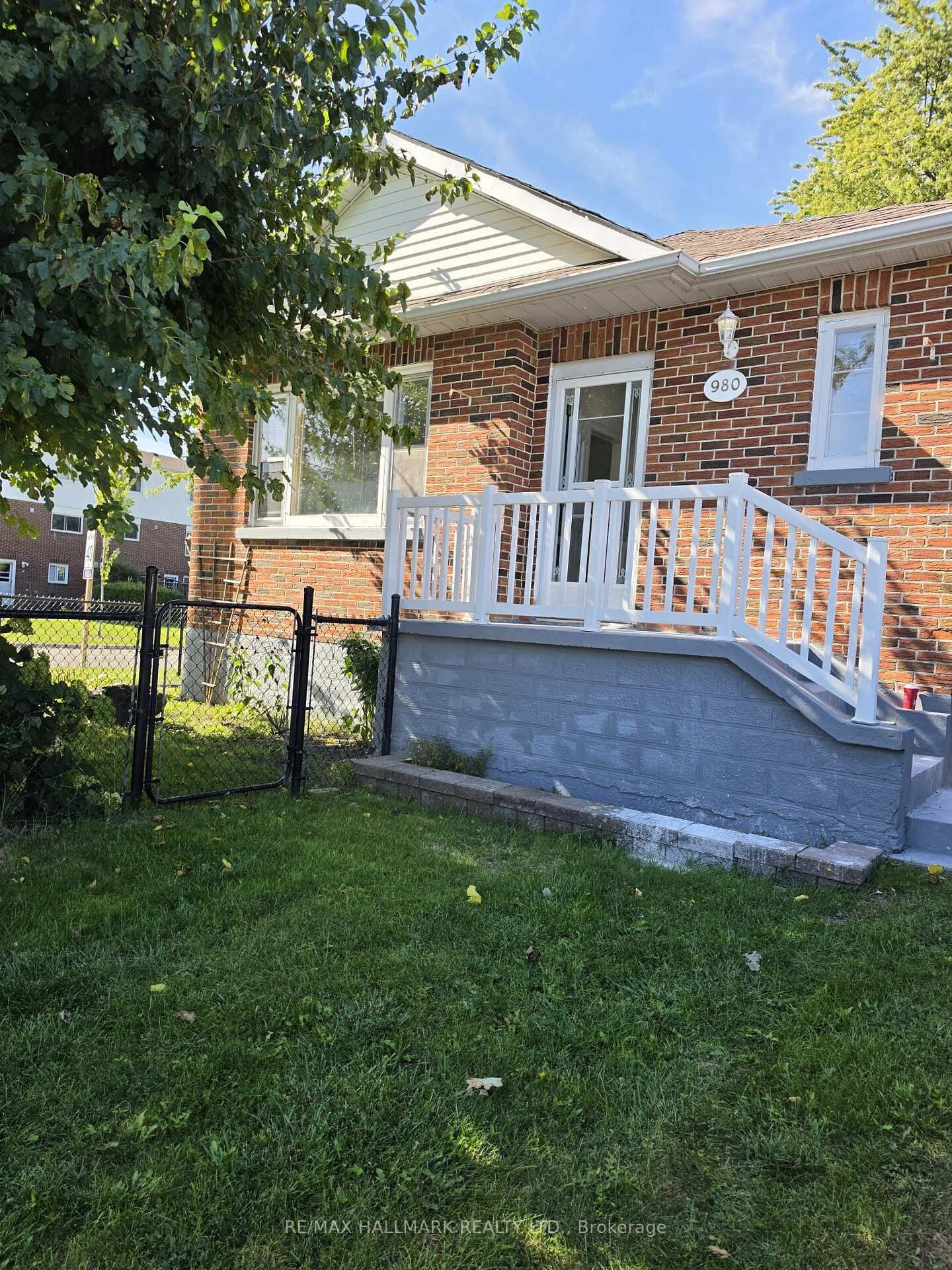 Property Photo:  980 Glen Street  ON L1J 3V1 