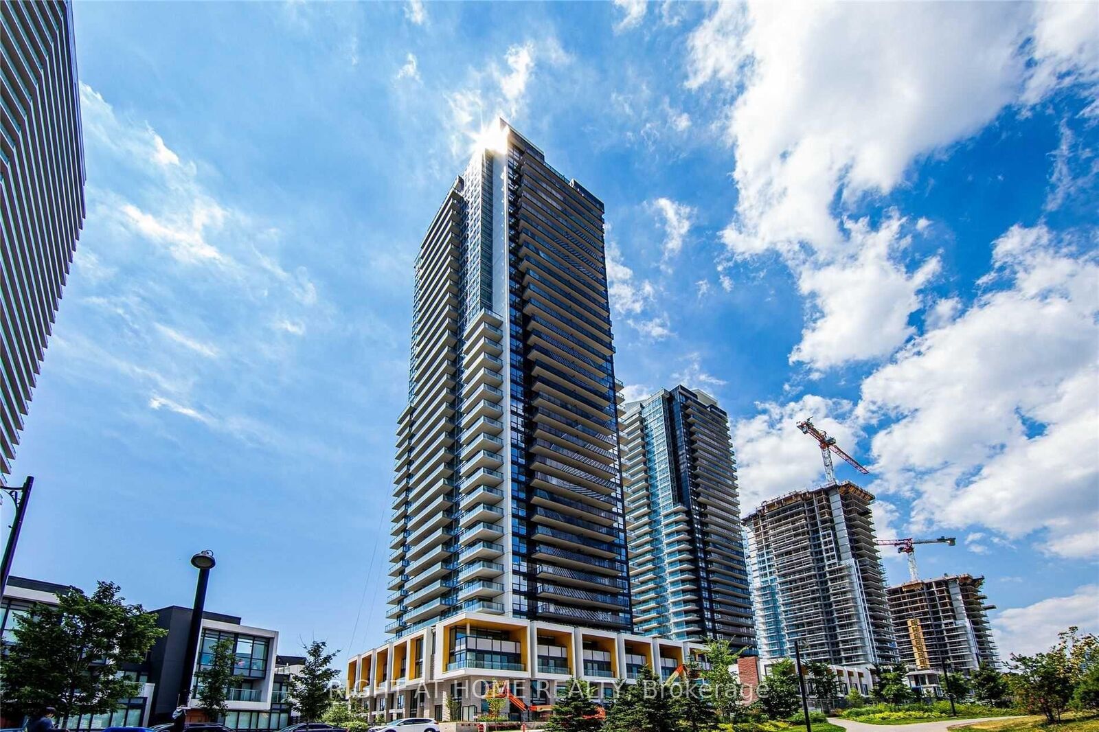 Property Photo:  95 McMahon Drive 1602  ON M2K 0H2 