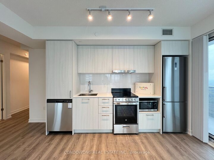 Property Photo:  195 Commerce Street 4015  ON L4K 0P9 