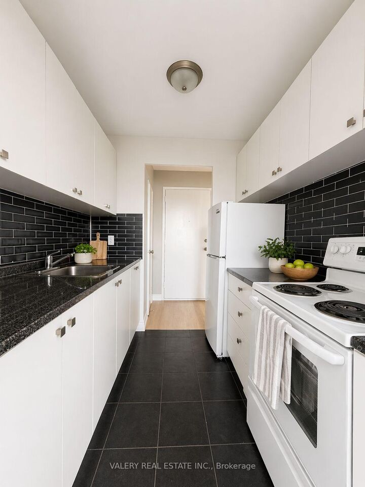 Property Photo:  815 Kennedy Road B3  ON M1K 2E3 