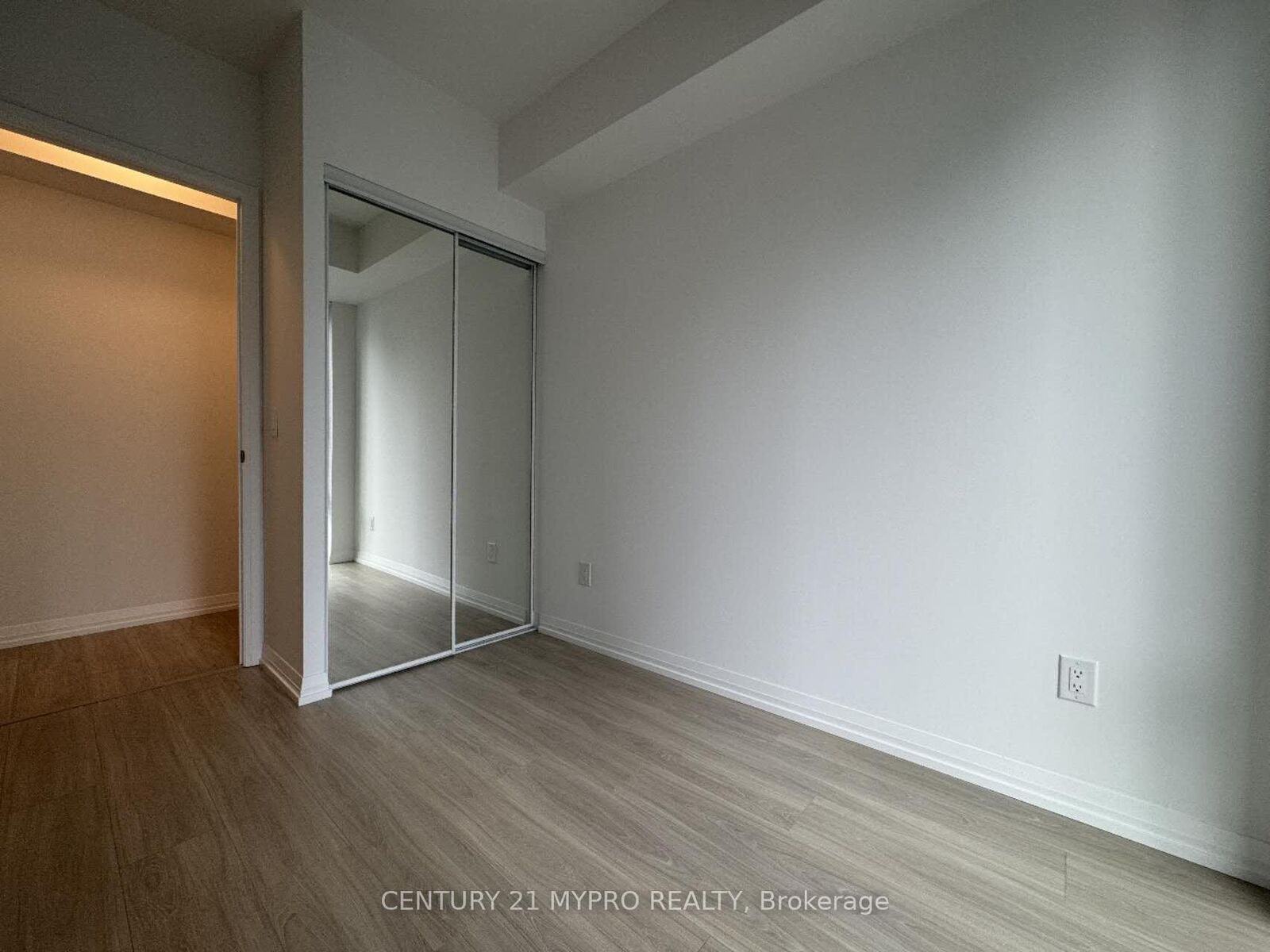 Property Photo:  8 Widmer Street 2509  ON M5V 0W6 