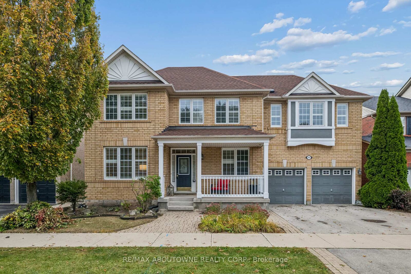 Property Photo:  2163 Blackforest Crescent  ON L6M 4T7 