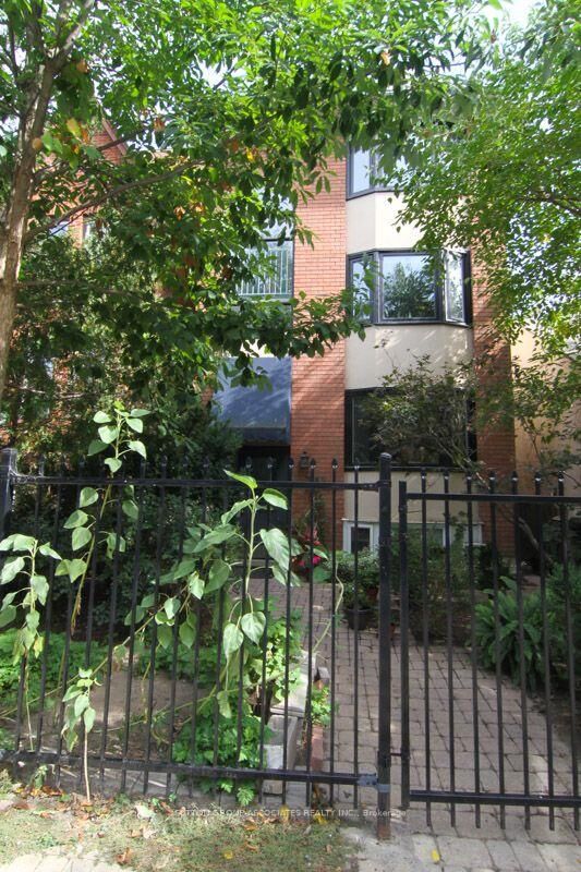 Property Photo:  337 Seaton Street 2  ON M5A 2T6 