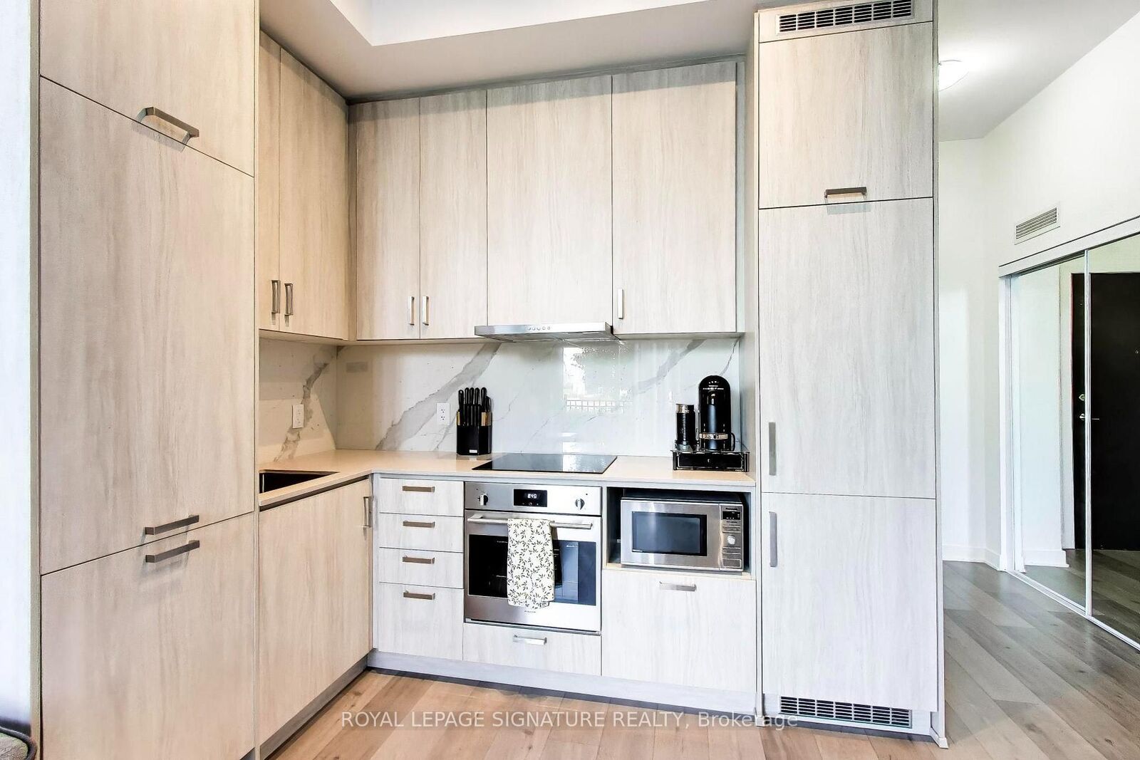 Property Photo:  60 Honeycrisp Crescent 105  ON L4K 0N5 