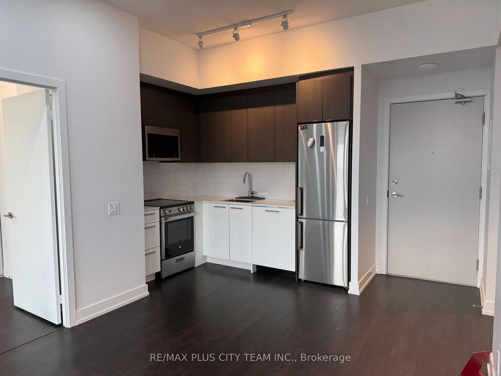 Property Photo:  225 Veterans Drive 1206  ON L7A 5L7 