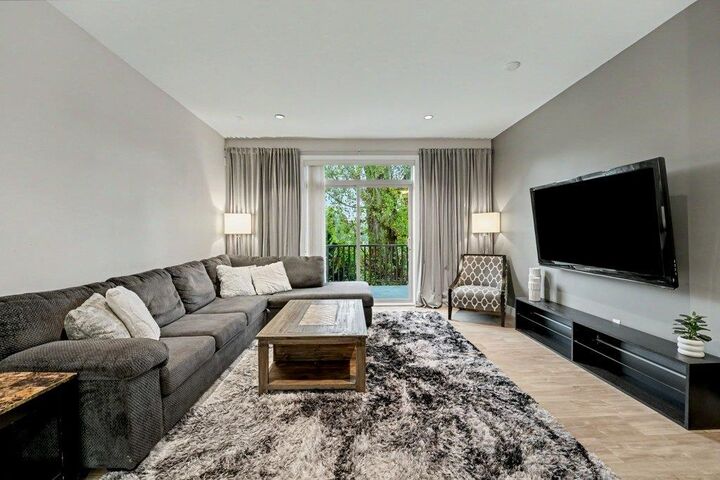 Property Photo:  1708 King George Boulevard 8  BC V4A 4Z8 