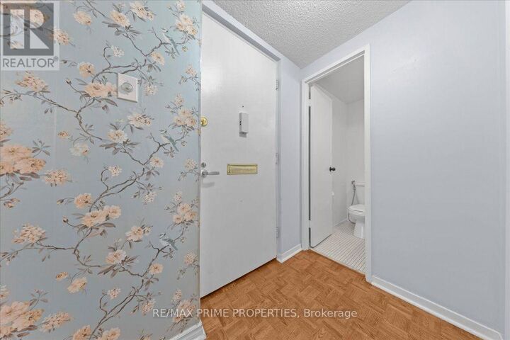 Property Photo:  525 St. Laurent Boulevard 4  ON K1K 2Z9 