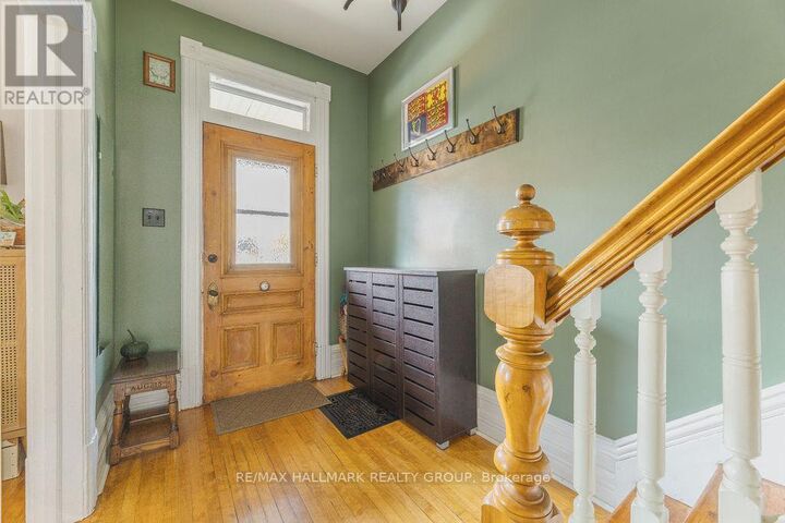 Property Photo:  38 Elm Street  ON K1R 6N1 