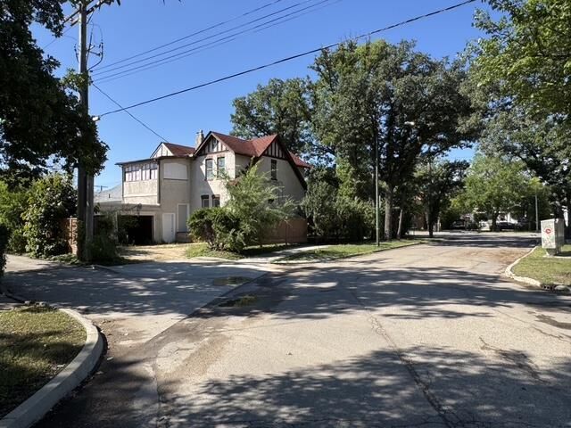 Property Photo:  633 St Mary Road  MB R2M 3M2 