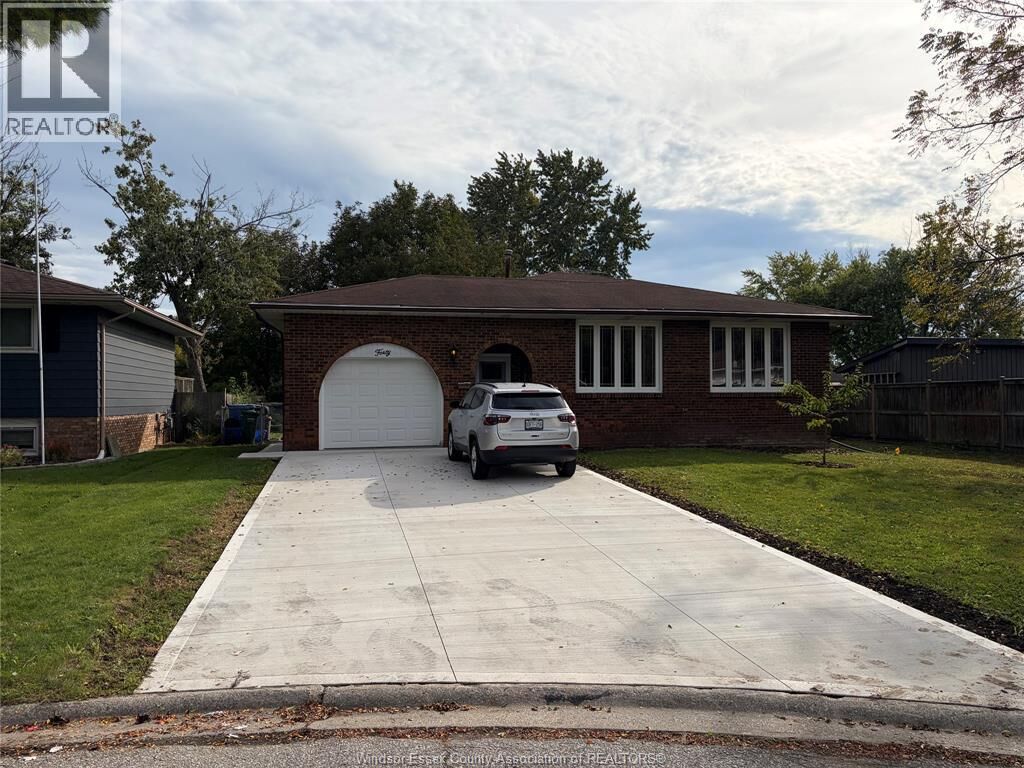 Property Photo:  40 Holiday Court  ON N9V 3A8 