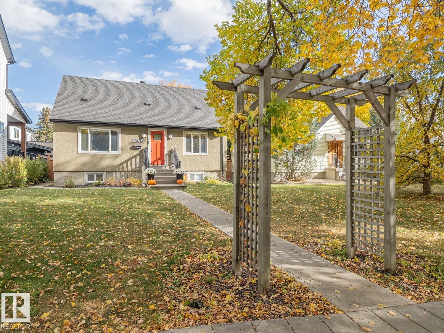 Property Photo:  6839 111 Street NW  AB T6H 3G2 