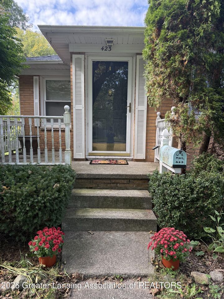 Property Photo: 423 N Foster Avenue MI 48912