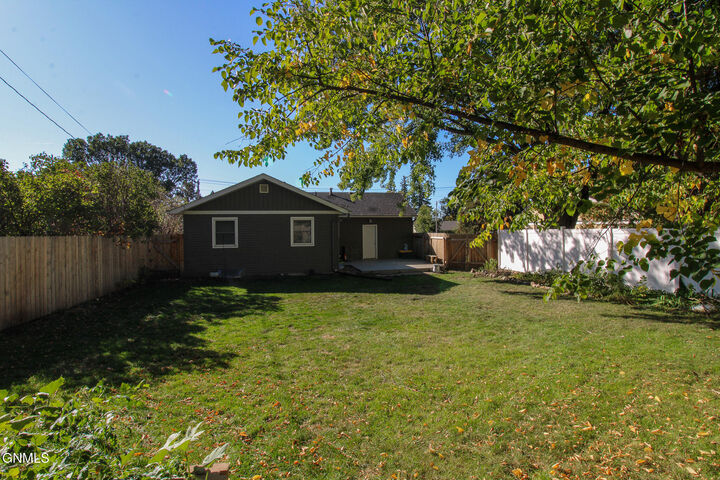 Property Photo:  904 W Ave C  ND 58501 