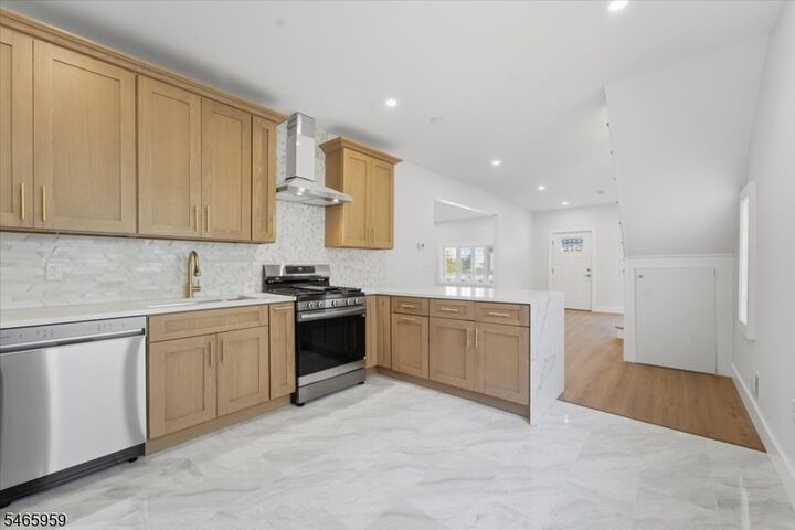 Property Photo:  95 Rutherford Pl  NJ 07031 