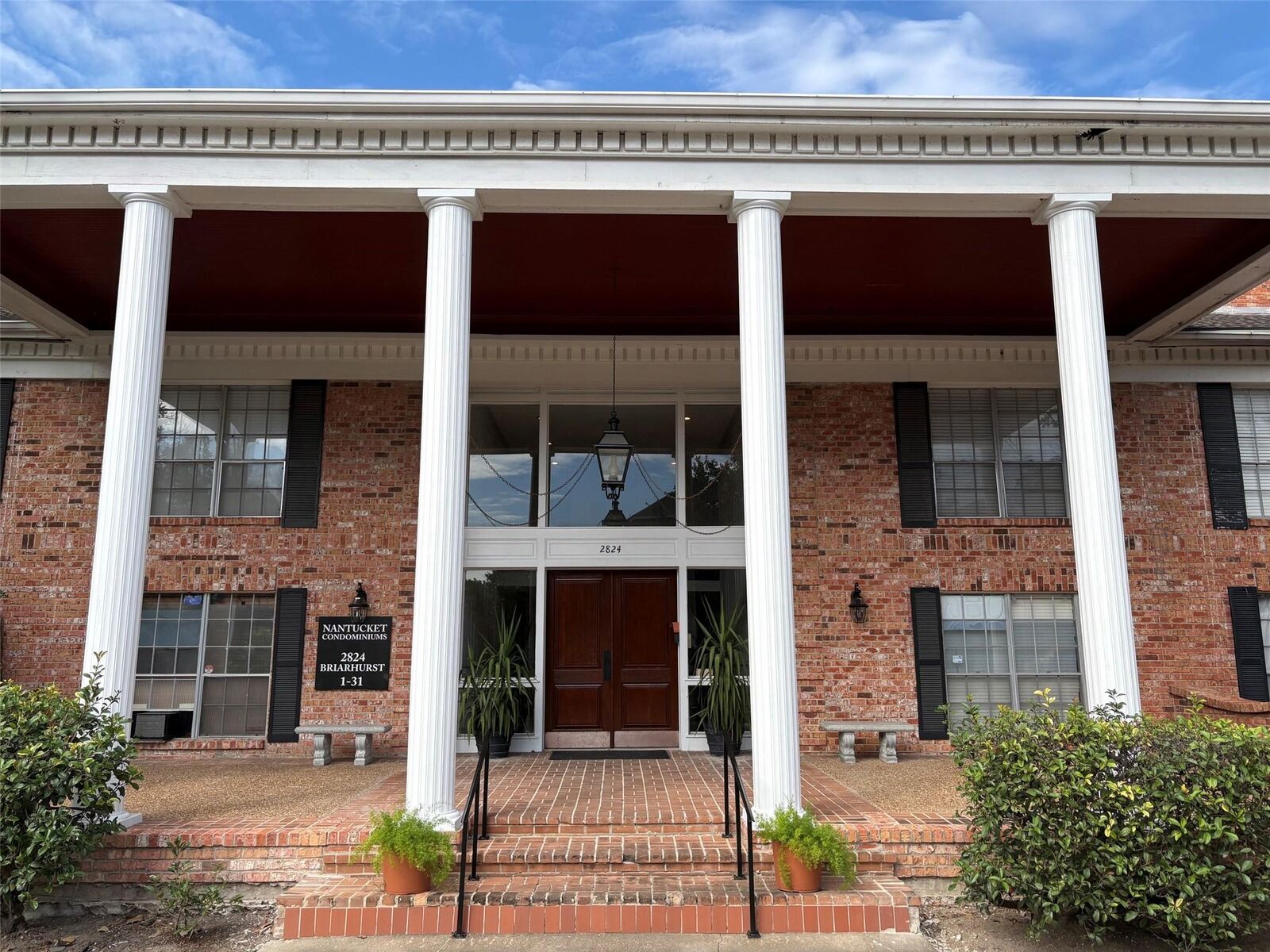 Property Photo: 2824 Briarhurst Drive 9 TX 77057