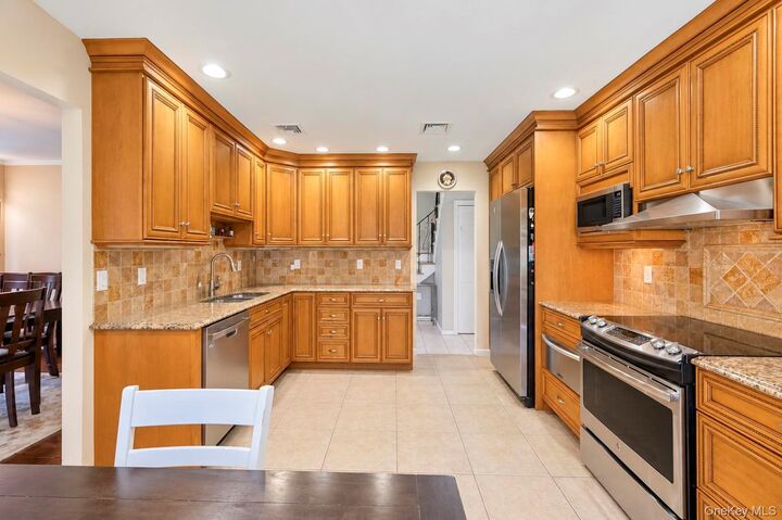 Property Photo:  4 Hunting Hill Road  NY 11797 