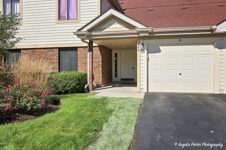Property Photo:  866 E Carriage Lane 8  IL 60074 
