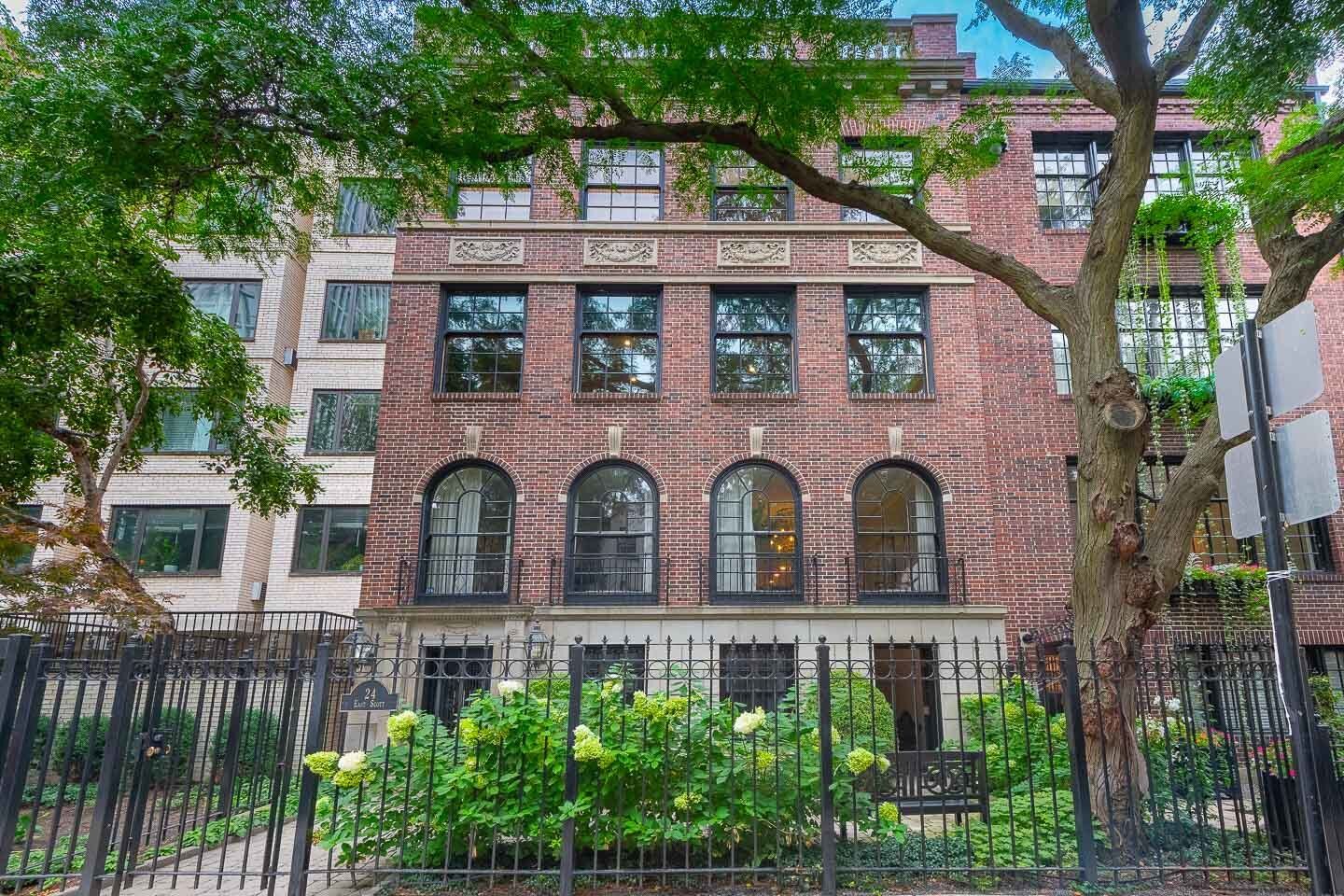 Property Photo: 24 E Scott Street 2 IL 60610