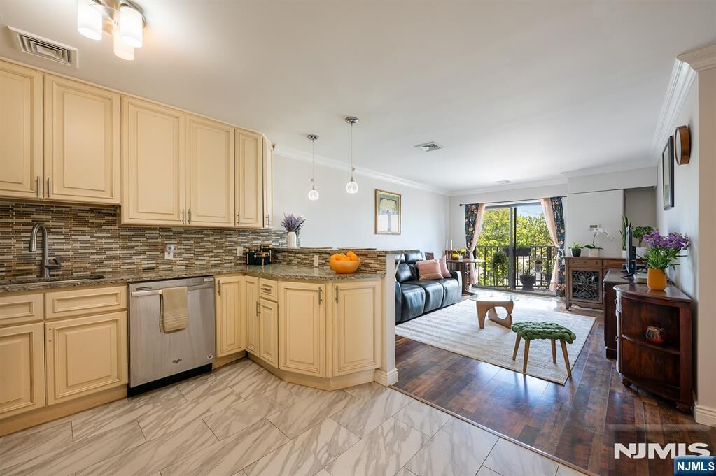 Property Photo:  75 Union Street 5B  NJ 07601 