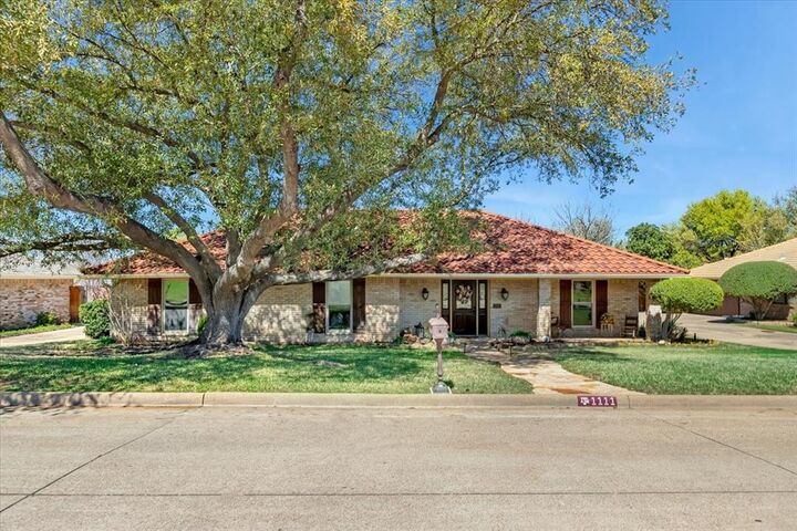 Property Photo:  1111 Berkshire Court  TX 76262 