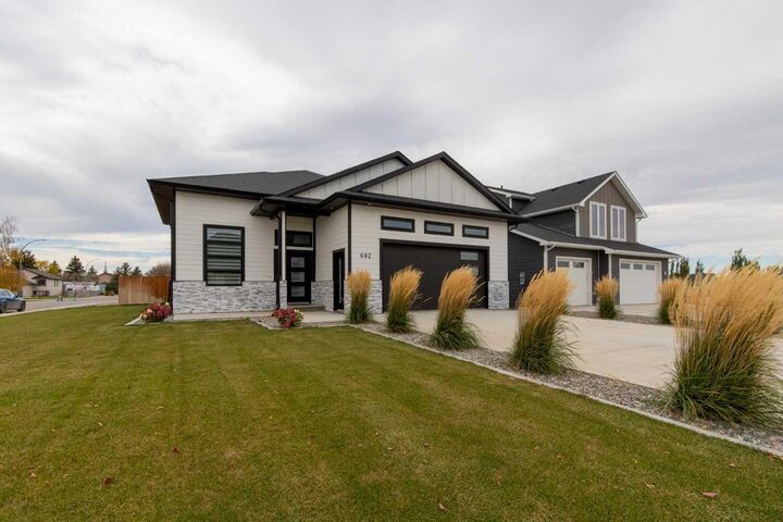 Property Photo:  602 5 Avenue  AB T0L 1S0 