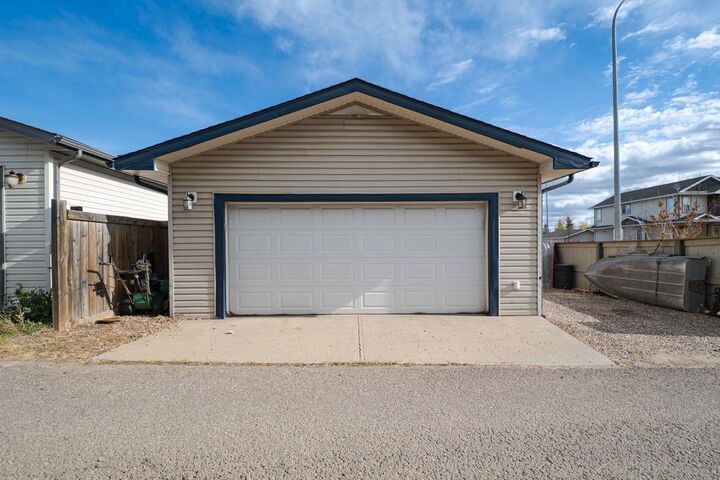 Property Photo: 249 Thrush Street AB T9K 0L8