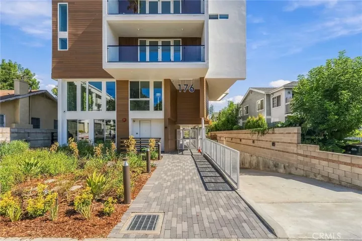 Property Photo:  176 N Catalina Ave 404  CA 91106 