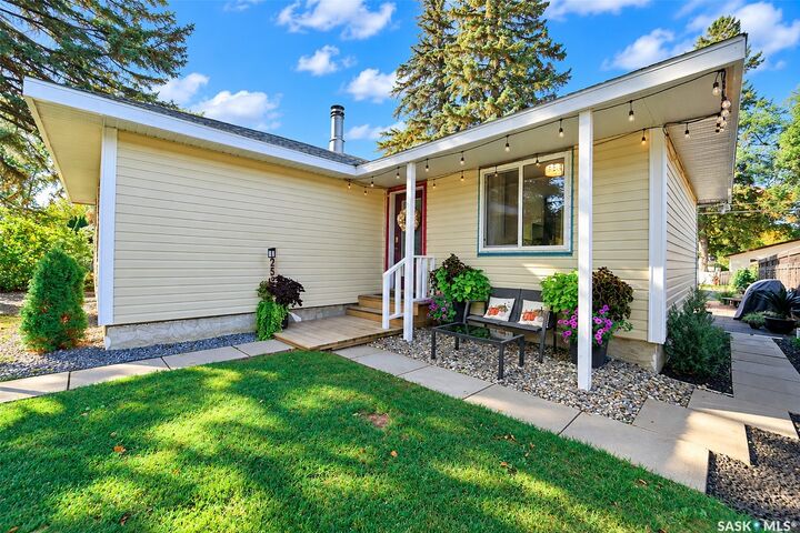 Property Photo: 2510 Wiggins Avenue S SK S7J 1X4