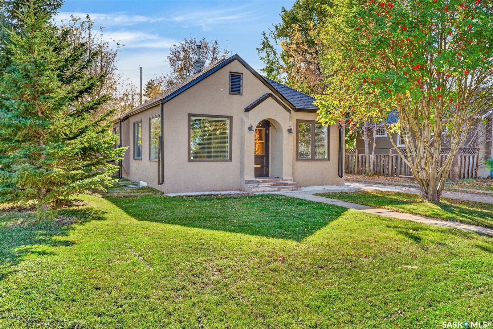 Property Photo:  347 8th Street E  SK S6V 0W1 