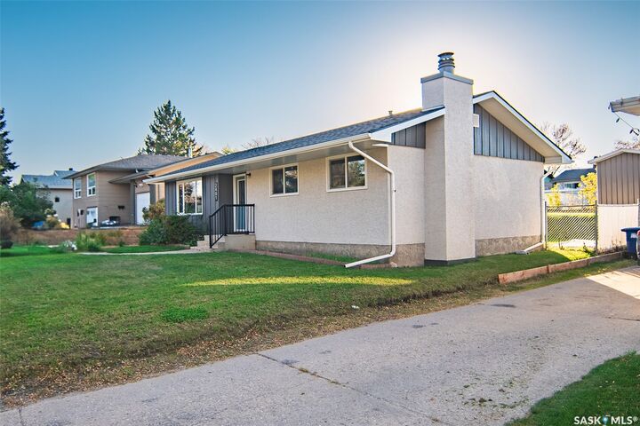 Property Photo:  2401 15th 15th Avenue E  SK S6V 6H4 