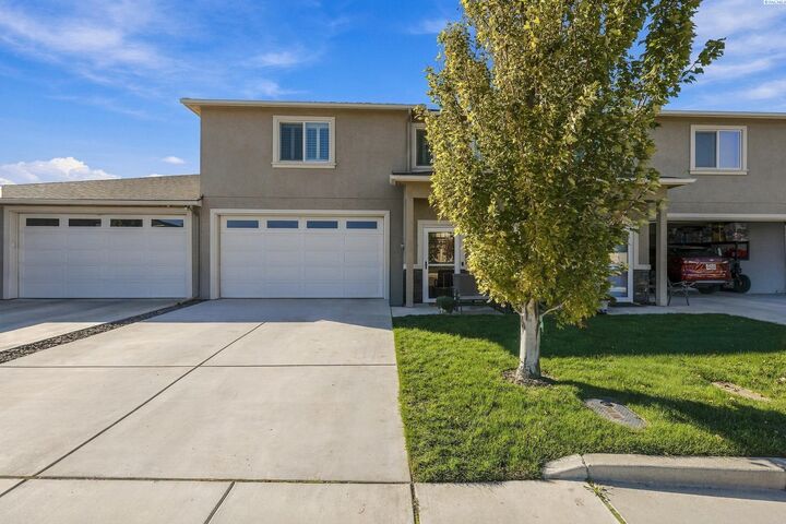 Property Photo:  1018 S Elma St  WA 99338 