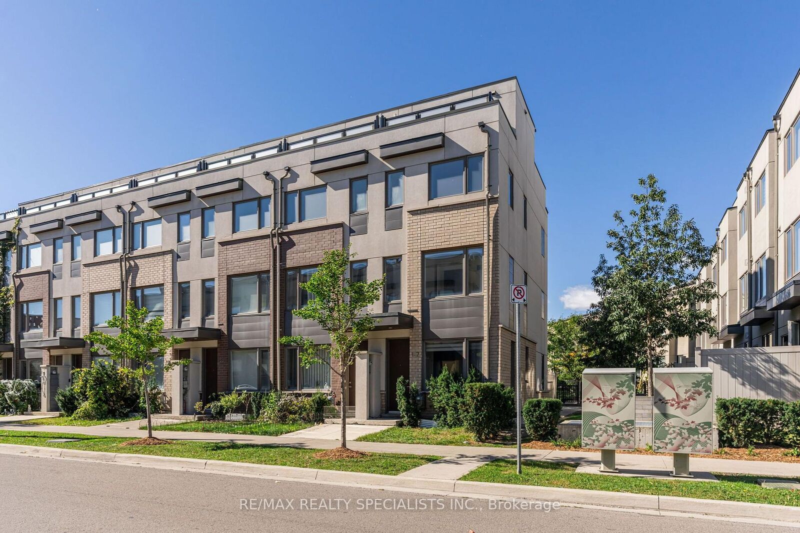 Property Photo:  162 William Duncan Road  ON M3K 0C1 