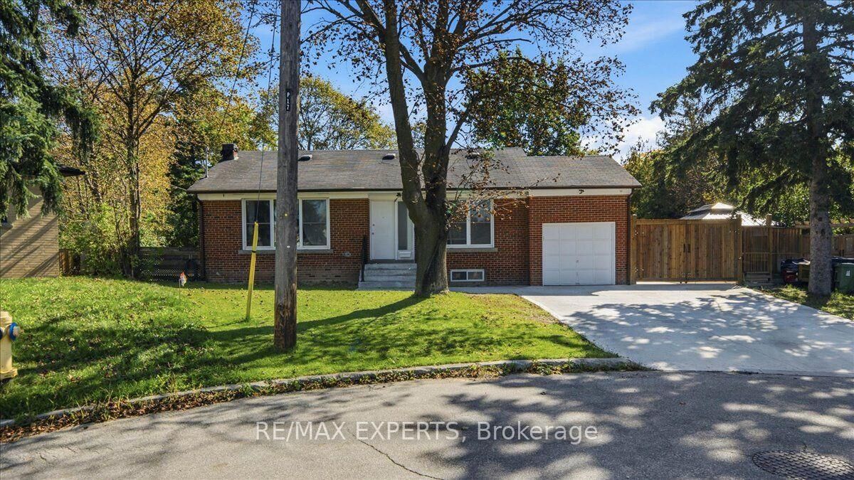 Property Photo:  18 Robson Place  ON M2R 2Y3 
