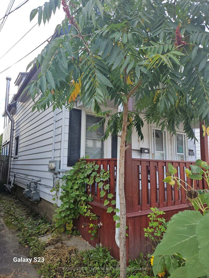 Property Photo:  21 Arthur Street  ON K6H 4G4 
