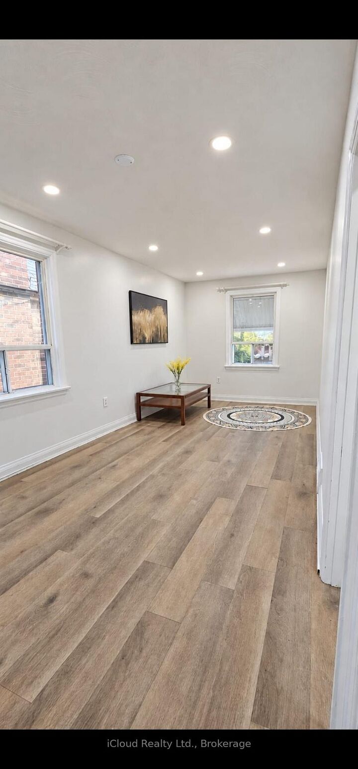 Property Photo:  27 Inchcliffe Crescent Upper  ON M9P 2N2 