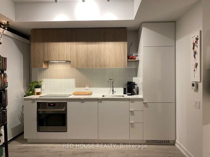 Property Photo:  161 Roehampton Avenue 1111  ON M4P 0C8 
