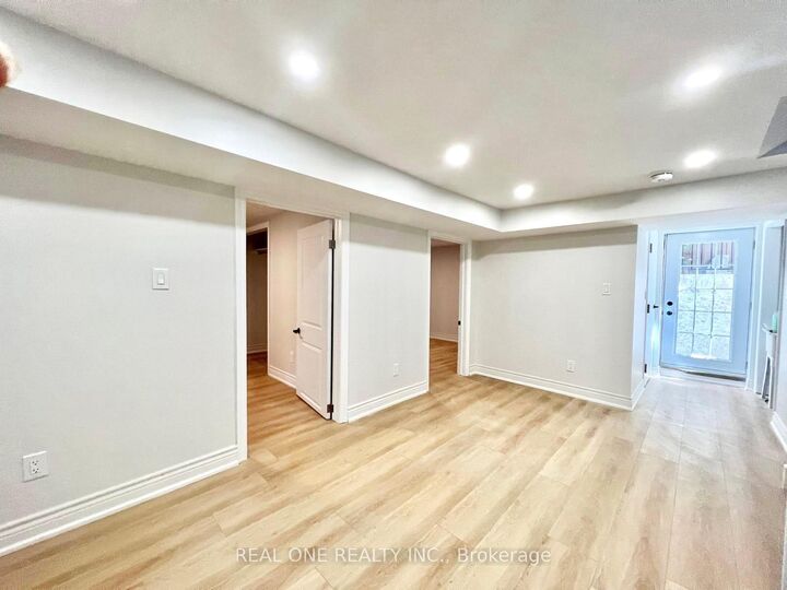 Photo de la propriété:  65 Dewlane Drive W  ON M2R 2P9 