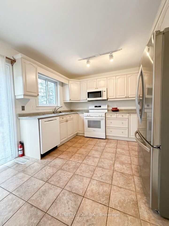 Property Photo:  76 Mayfair Drive  ON L4N 6Y9 