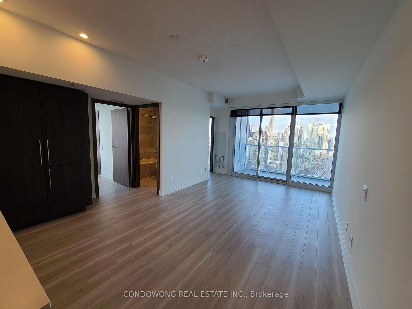 Property Photo:  17 Bathurst Street 4510  ON M5V 0N1 
