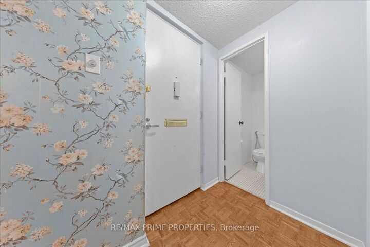 Property Photo:  525 St. Laurent Boulevard 4  ON K1K 2Z9 
