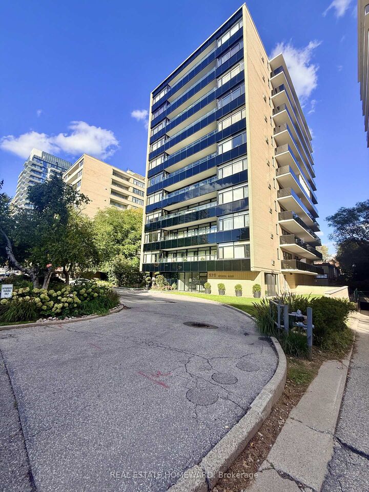 Property Photo:  575 Avenue Road 203  ON M4V 2K2 