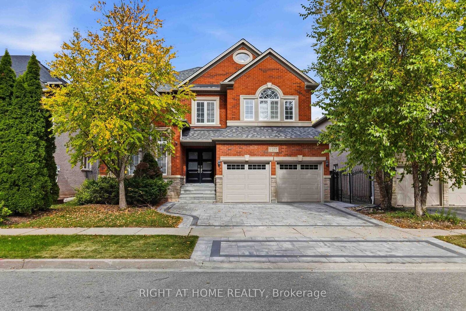 Property Photo:  1213 Lindenrock Drive  ON L6H 6W2 