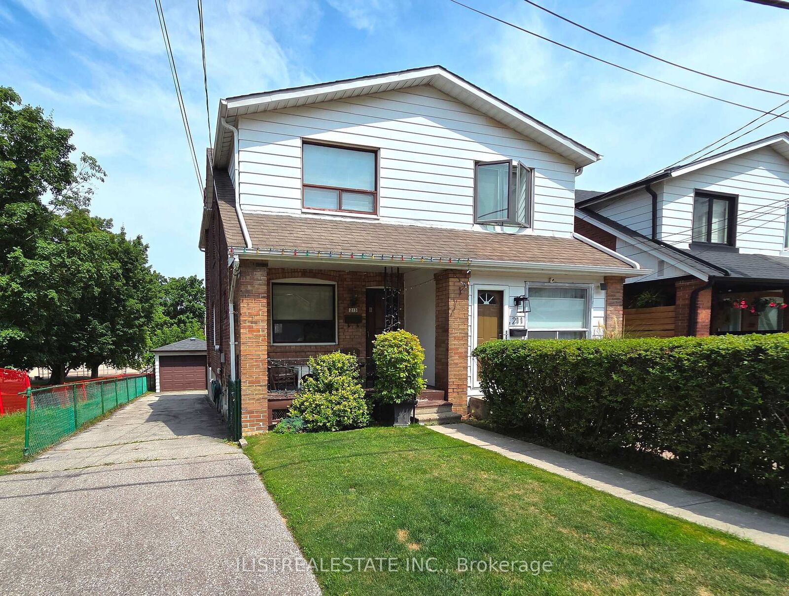 Property Photo:  213 Blantyre Avenue  ON M1N 2R7 