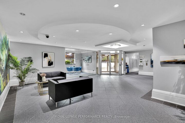 Property Photo:  429 Somerset Street W  ON K2P 2P5 