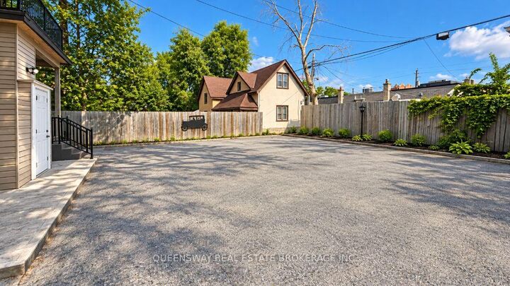 Property Photo:  73 Mary Street 1  ON L4N 1T2 