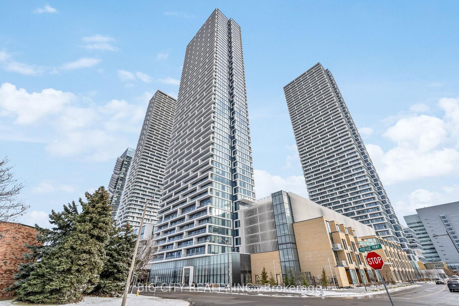 Property Photo:  898 Portage Parkway 2211  ON L4K 0J6 
