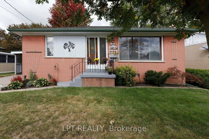 Property Photo:  37 McGilvray Crescent W  ON L7G 1L7 
