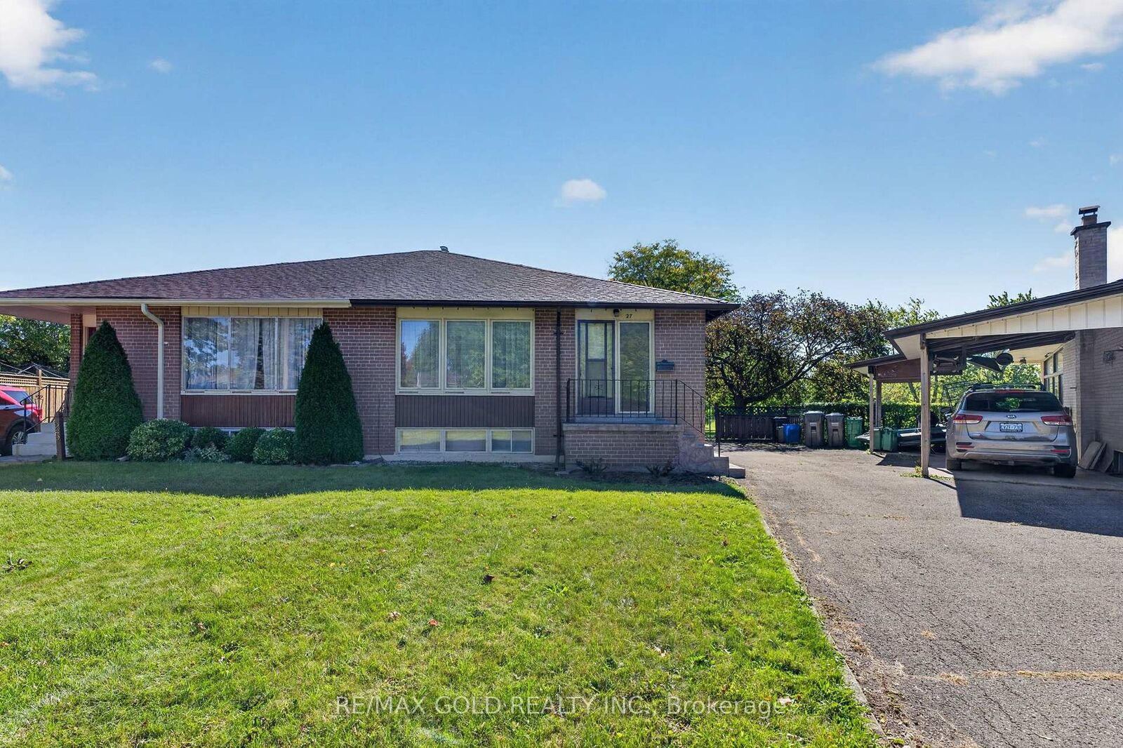 Property Photo: 27 Alderbury Crescent ON L6T 1P5