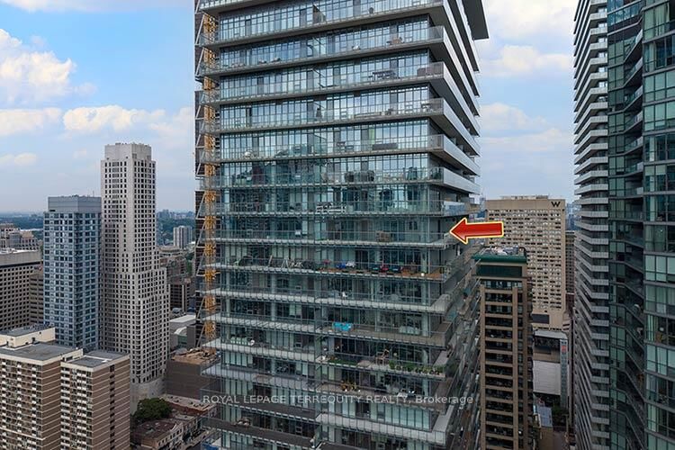 Property Photo:  33 Charles Street E 3902  ON M4Y 0A2 
